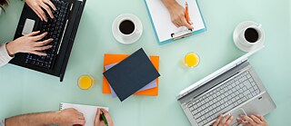 Tisch, Hände und Laptops 