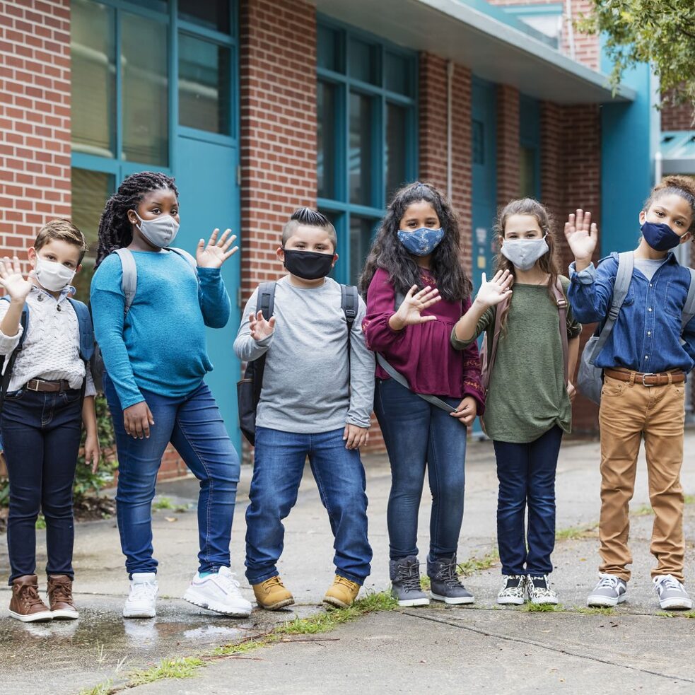 GettyImages-SchuKis mit Masken vor Schule