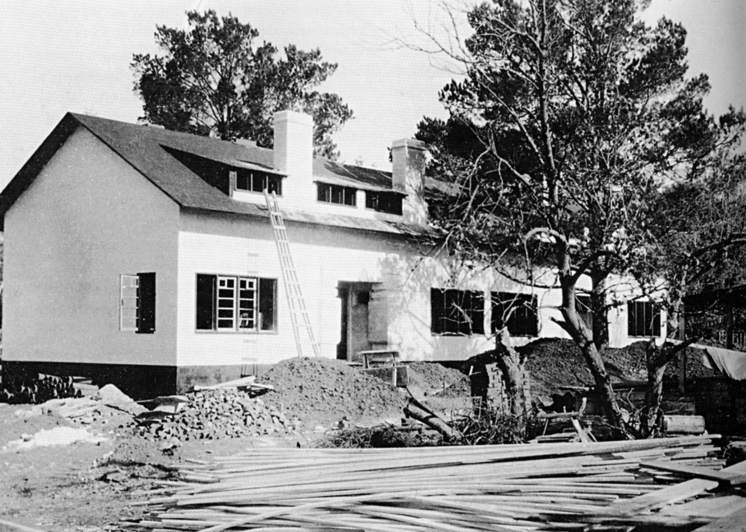 Typisiertes Block-Wohnhaus für vier Familien mit zweistöckigen Wohnungen, allem erdenklichen Komfort und mit Ziegelmauern nach dem Gerard-System Typ „C“ Kemerowo. Architekt: J. van Loghem // 1920er Jahre 