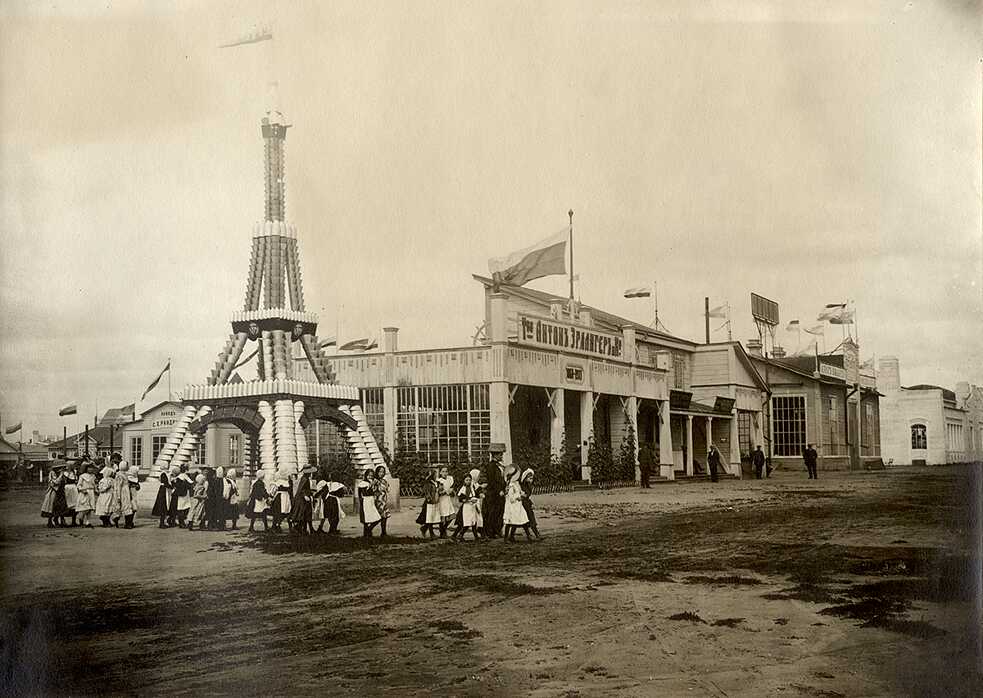 Erste West-Sibirische Landwirtschafts-, Wald-, Handels- und Industrieausstellung. 15 Meter hohe Kopie des Eiffelturms aus Eimern und Schüsseln. Omsk. Errichtet von der Firma Kalaschnikow und Söhne // 1911