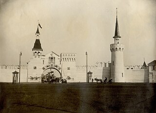 Erste West-Sibirische Landwirtschafts-, Wald-, Handels- und Industrieausstellung. Haupttor Omsk. Architekt: L.A. Tschernyschew // 1911