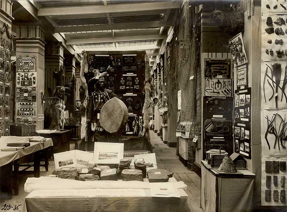 Erste West-Sibirische Landwirtschafts-, Wald-, Handels- und Industrieausstellung. Fragment der ethnografischen Exposition des Museums in Tobolsk. Omsk // 1911