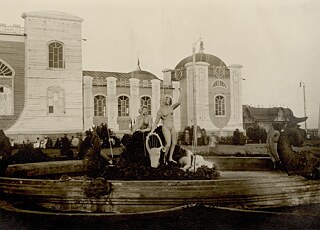 Erste West-Sibirische Landwirtschafts-, Wald-, Handels- und Industrieausstellung. Brunnen am Hauptpavillon. Omsk // 1911