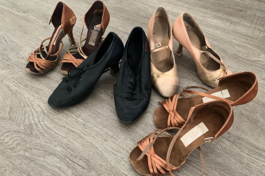 Kolekce dámských tanečních bot.