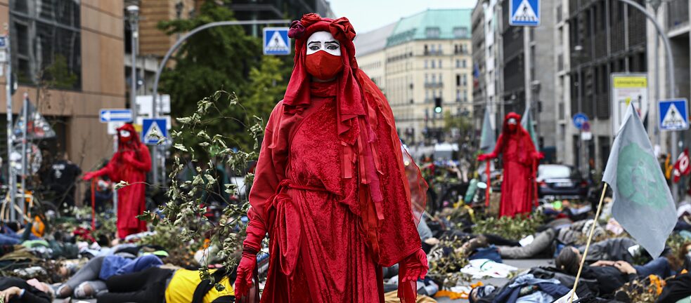 Today’s environmental movement attaches great importance to providing strong images of their activities for the media – a protest against deforestation by Extinction Rebellion in Berlin 2020.