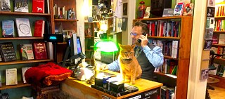 In Dresdens Kult-Buchladen Bücher’s Best ist der heimliche Chef eine Katze: Ladenkater Myamoto Musashi zusammen mit Jörg Stübing, genannt „Stü“.