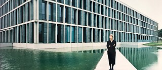 Gesine Weinmiller vor dem Bundesarbeitsgericht in Erfurt 1999