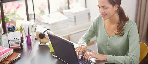 Frau am Laptop 