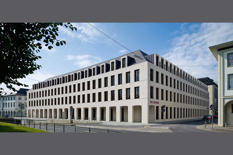 Landesbank in Karlsruhe: 1. Preis im Wettbewerb, 2004