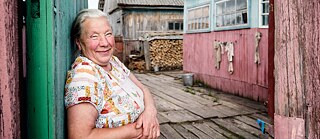 Ältere Vertreterin der Minderheit aus Litkowka lacht in die Kamera 