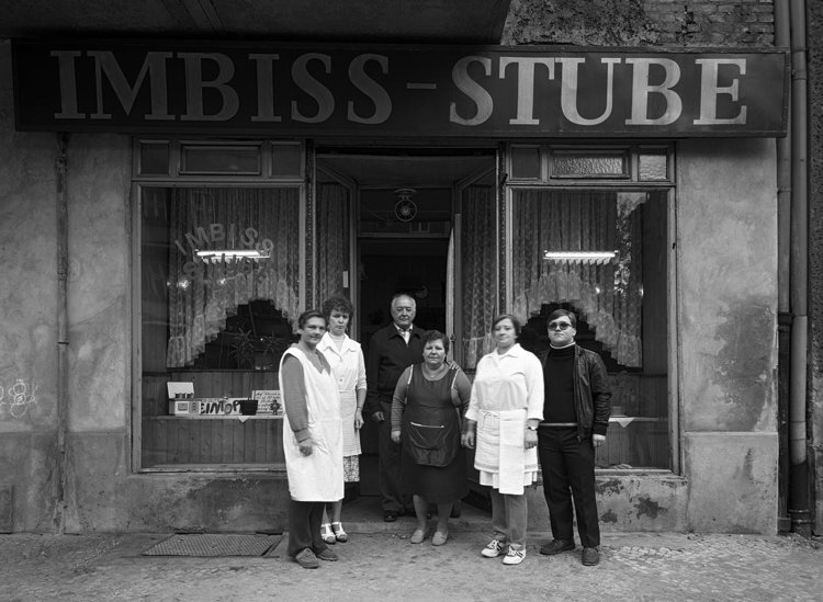 O fotógrafo Harf Zimmermann documentou durante um ano inteiro a vida na rua Hufelandstrasse, conhecida na então Alemanha Oriental como a “Kurfürstendamm do Leste” (em analogia à rua comercial de Berlim Ociental), onde havia muitos estabelecimentos comerciais e familiares: padaria, sapateiro, um pet shop e um tecelão de meias