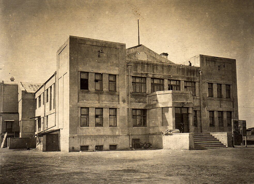 Kulturhaus der Arbeiter von Sibmetalltrust „Metallarbeiter“. Geplant unter dem Motto „Hammer“ Omsk. Architekt: P. I. Russinow // 1927/1928