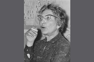 Lotte Stam-Beese rauchend im Büro für die Stadtentwicklung, Rotterdam 1960