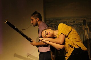 Performance mit Frau und Mann, der im Hintergrund Fagott spielt © © Alexander Hadjiev Alexander Hadjiev