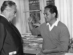 Erich Kästner (links) besucht Curt Linda während der Produktion der „Konferenz der Tiere“ in seinem Münchner Trickstudio