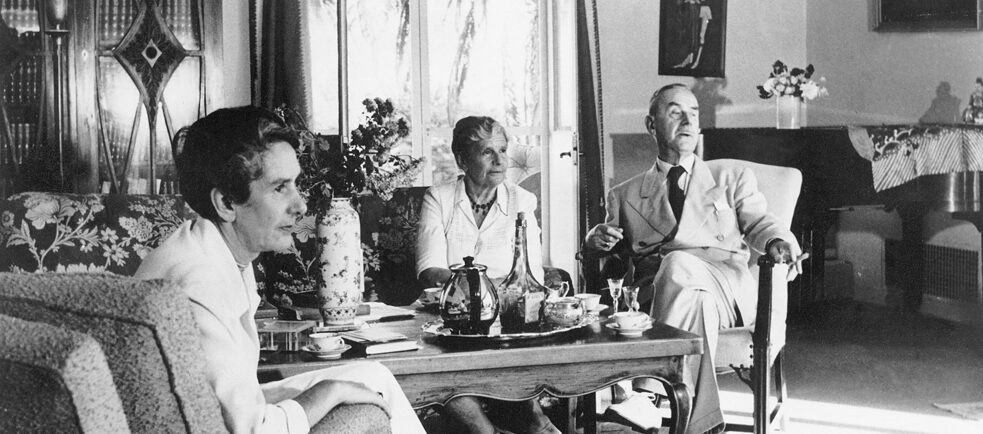 Erika Mann a její rodiče kolem roku 1950. O dva roky později se Erika i s rodiči přestěhovala z USA zpět do Švýcarska, kde Thomas Mann roku 1955 zemřel.