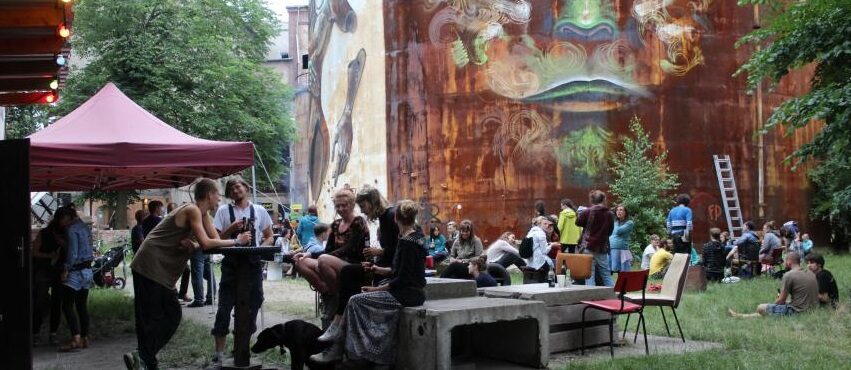 Auf dem Gelände der RABRYKA in Görlitz kann man sich in verschiedenen Projekten einbringen, aber auch einfach in guter Gesellschaft chillen.