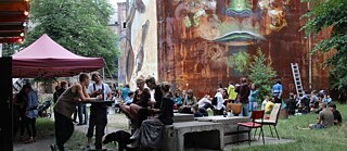 Auf dem Gelände der RABRYKA in Görlitz kann man sich in verschiedenen Projekten einbringen, aber auch einfach in guter Gesellschaft chillen.