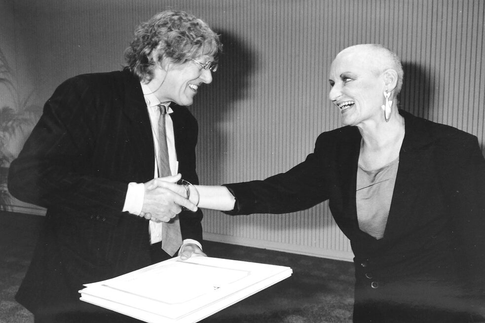 Verena Dietrich IAKS Ödülü'nü teslim alırken (Uluslararası Spor ve Dinlenme Tesisleri Birliği), 1993