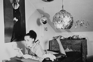 Verena Dietrich mit feministischer Literatur in ihrem Studentinnenzimmer, 1969