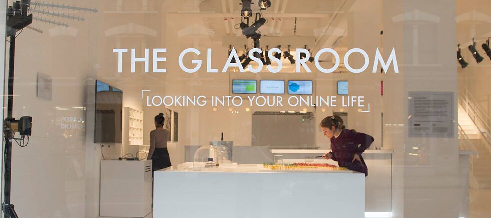 Die interaktive Ausstellung „The Glass Room“ will Menschen zu einer Diskussion darüber anregen, wie Technologien unser Leben verändern.