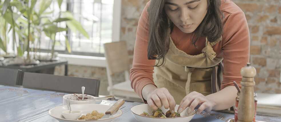 Cafe Mango Sameera Sameera beginnt mit dem Anrichten des Gerichts