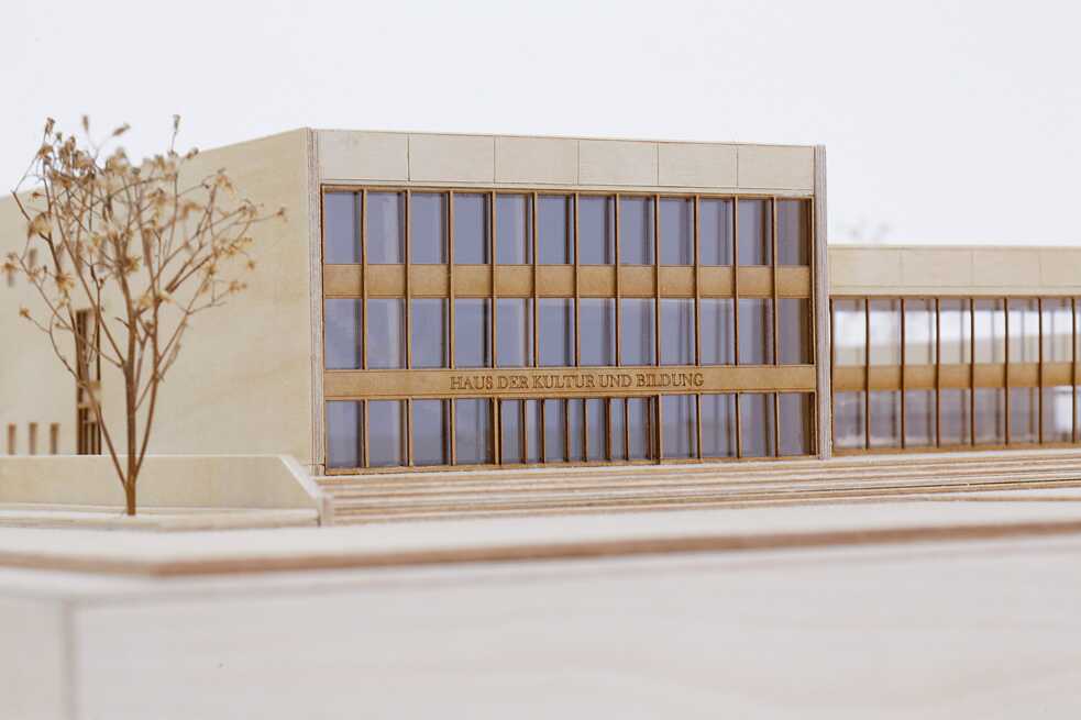 Haus der Kultur und Bildung Neubrandenburg, 1977