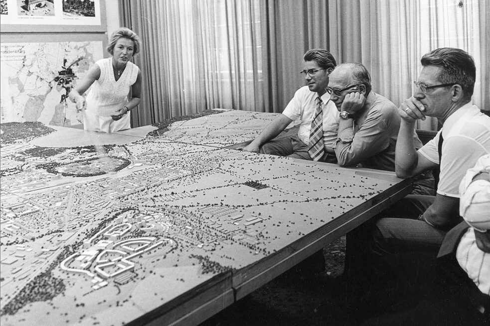 Im Büro von Iris Dullin-Grund, undatiert