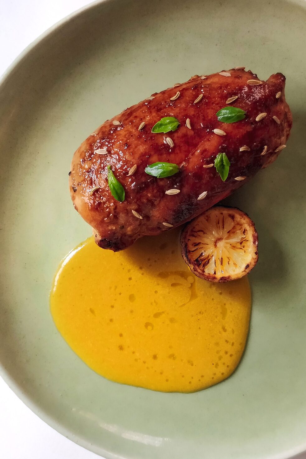 Mit Bilimbi glasierte Sousvide-Hähnchenbrust, gefüllt mit gewürzten Binni Bhaat-Quenelle, eingewickelt in verkohltem Grünkohl, Senf „Beurre Blanc“, gegrillte Limette