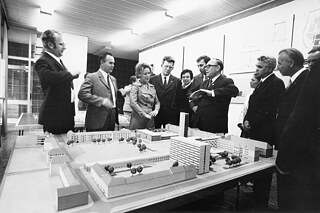 Iris Dullin-Grund (Mitte) erläutert das Modell des Hauses der Kultur Neubrandenburg, undatiert