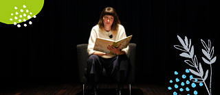 Photo de Deborah Weber pendant la lecture de contes de Sebastian Meschenmoser