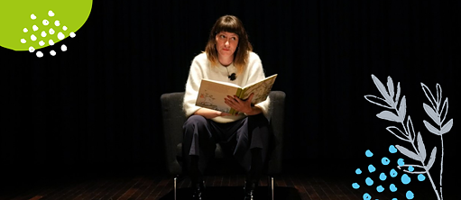 Foto von Deborah Weber während der Lesung von Geschichten von Sebastian Meschenmoser 