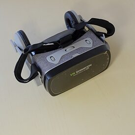 VR-Brille mit Kopfhörer