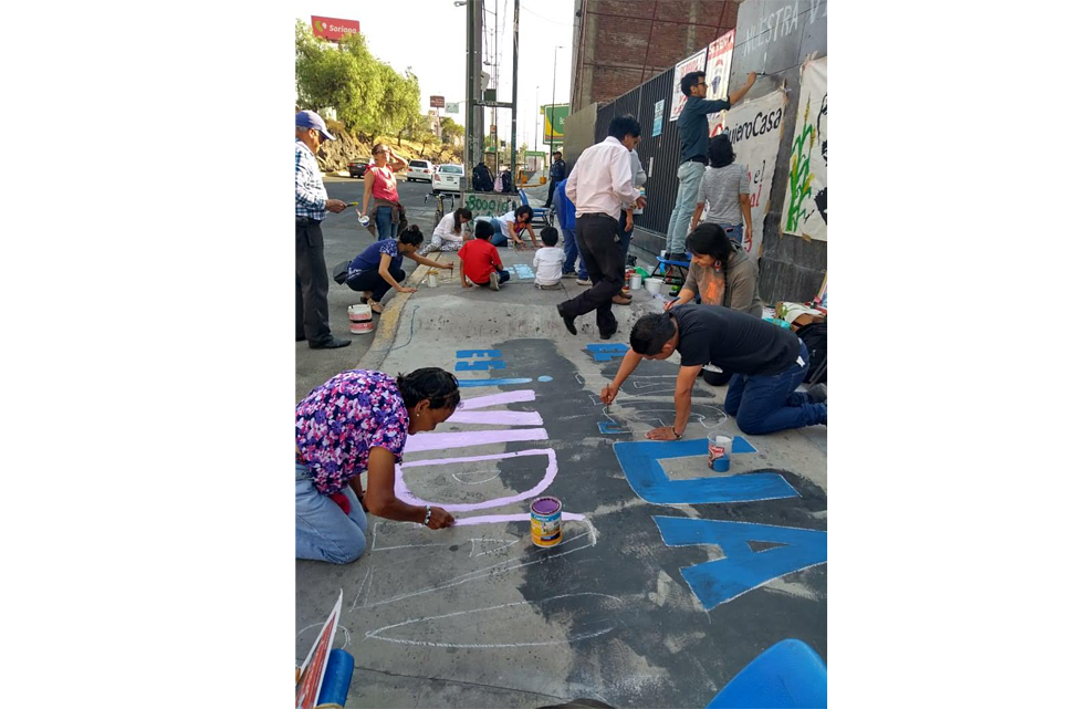 Sobre el muro, ahora de cemento y hierro, continúan las intervenciones que se extienden hacia la acera. Abril de 2019