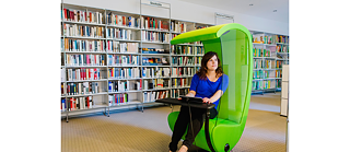 Dans le fauteuil acoustique du designer Antti Evavaara,k dont la qualité du son vous surprendra, vous pouvez consulter, entre autres, les offres de notre bibliothèque numérique « Onleihe ».