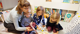Unsere Kinderecke: Im kindergerechten Lesebereich können Familien unsere Kinderliteratur entdecken