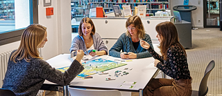 Nous vous proposons un large choix de jeux de société qui peuvent être utilisés sur place ou empruntés. Vous trouverez <A href="https://paris.bibliothek.goethe.de/cgi-bin/koha/opac-shelves.pl?op=view&shelfnumber=72&sortfield=title" target=blank>ici</a> la liste de tous les jeux proposés.