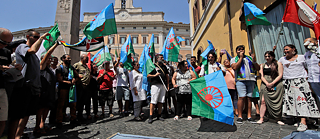 Група роми с флагове © AP Антициганизъм доклад 
