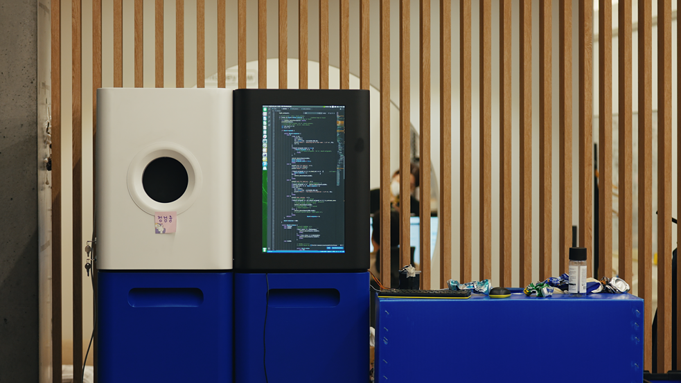 自動回收機„Nephron“結合人工智能運作，根據輸入的物品的材質分類。 