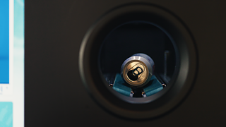 Eine Getränkedose wird auf einem Förderband in den Automat eingeführt