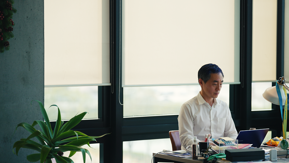 Jeungbin Kim, CEO von Superbin, sitzt an seinem Schreibtisch