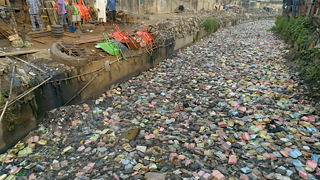 Kartons und anderer Müll in einem Stadtteil von Lagos