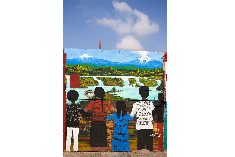 Murales comunitarios en el marco del plantón sobre Aztecas 2015, en octubre de 2016