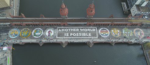 Una imagen promisoria: “Otro mundo es posible”, reza en letras y dibujos gigantescos la pintada hecha por activistas en el puente de Oberbaum en Berlín. 