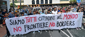 No Borders activistas e refugiados perto da fronteira franco-italiana