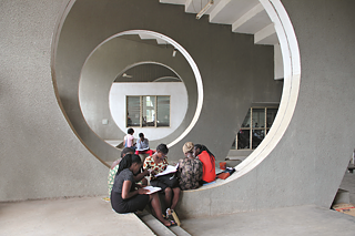 Student*innen auf dem Campus der Universität in Ile-Ife, entworfen von Architekt Arieh Sharon: Das Foto entstand im Rahmen des Forschungsprojekts „bauhaus imaginista“ mit verschiedenen Ausstellungsstationen, die zwischen 2018 und 2020 die internationale Wirkungs- und Rezeptionsgeschichte des Bauhauses präsentierten.