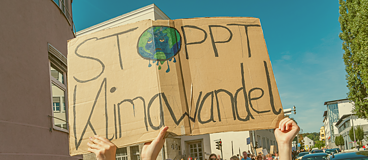 Et skilt med teksten "Stoppt Klimawandel".