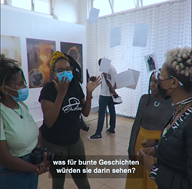 Mensch diskutieren in der Ausstellung 