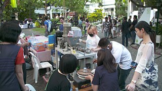 : A creative approach to plastic waste: a March 2020 event to celebrate the Goethe-Institut Bangkok’s 60th birthday invited visitors to come shred and melt down their plastic waste. The resulting plastic material was then be turned into vases, bowls or saucers using a vertical lathe. 