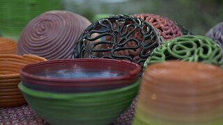 This is what the bowls made from shredded plastic waste look like. The Goethe-Institut Bangkok has been looking into creative ways to upcycle any unavoidable plastic packaging since 2018. 